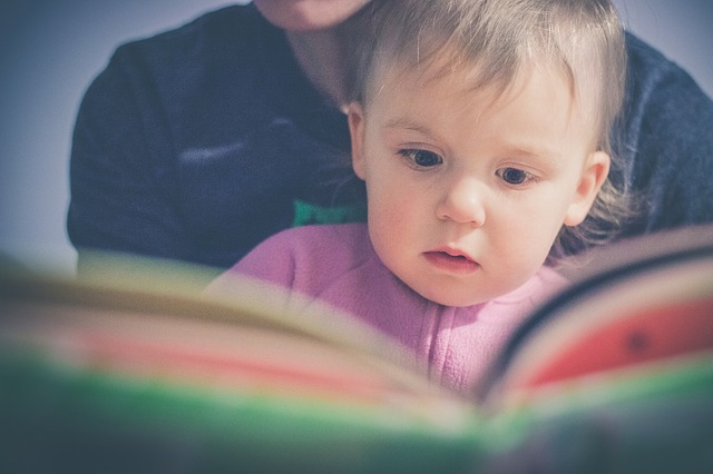 bambino che legge libri